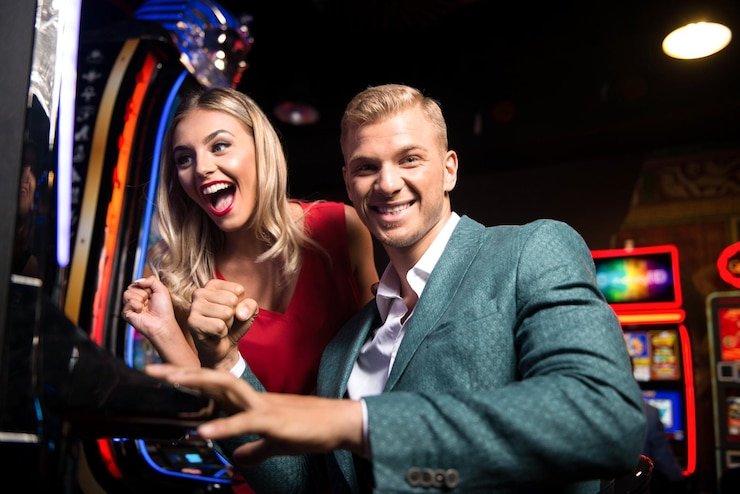 Dealer live melakukan Andar Bahar di studio ganyu dengan kartu-kartu yang tersebar di meja